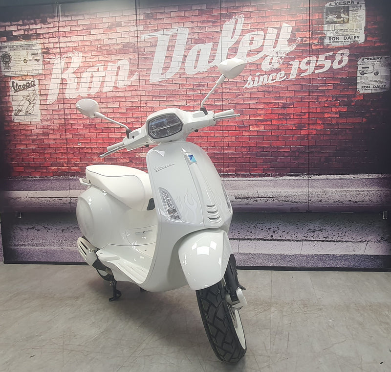 Vespa Sprint 125  - White 2024 - Massive  £851 Saving on RRP.  UK Delivery Available.